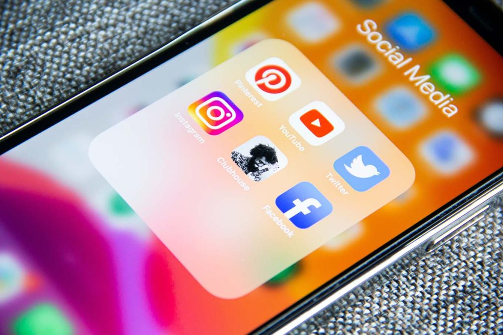 Social media folder on an iPhone with 6 popular social apps